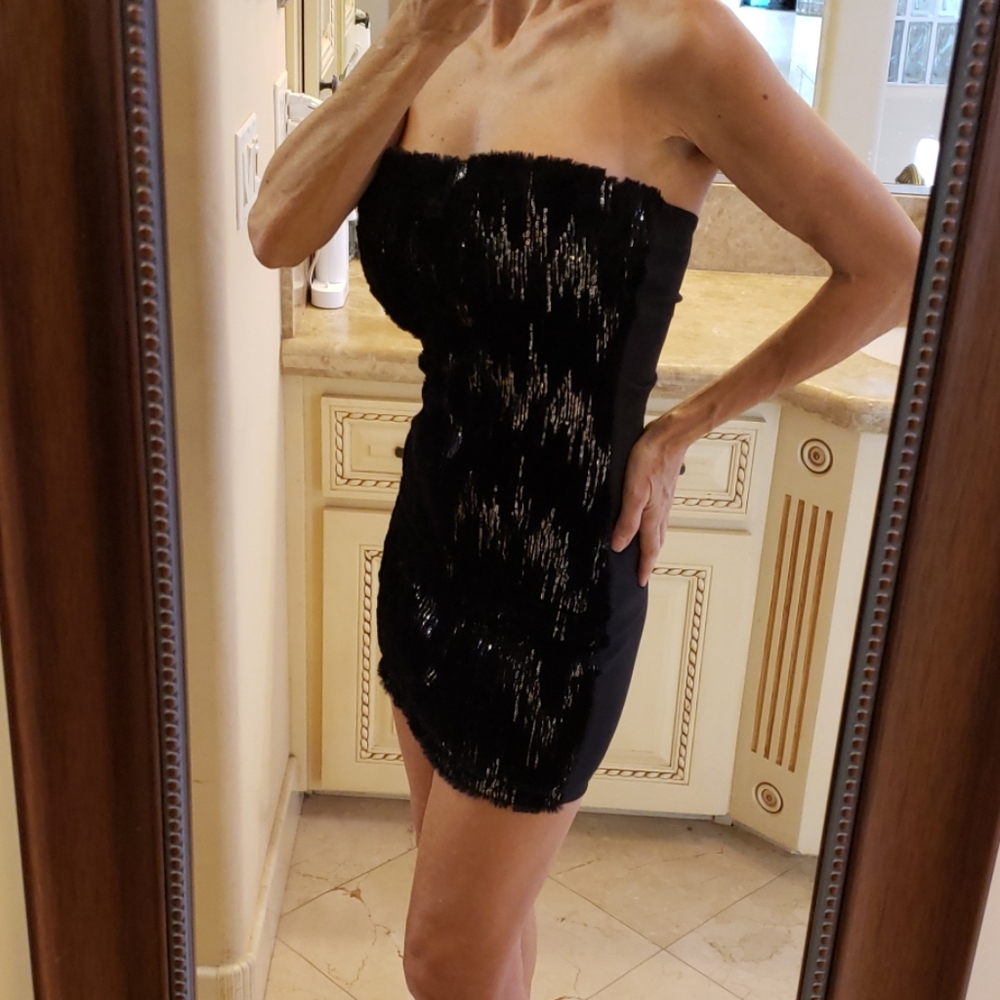 Eye-catching faux fur & sequins strapless dress, M